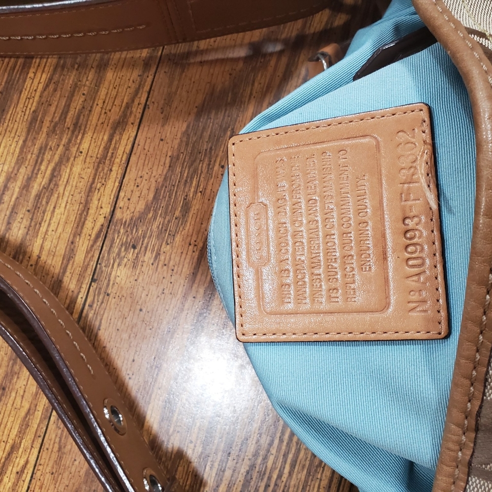 Authentic Signature Coach Shoulder Handbag - Picture 5 of 5